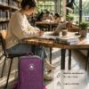 Mochila Converse All Star Morada Original | Mochila para Estudiar, Universidad y Portátil Mochila Converse All Star Vertical Zip morada original junto a una estudiante en una biblioteca moderna. Mochila unisex ideal para universidad, portátil, instituto y uso diario.