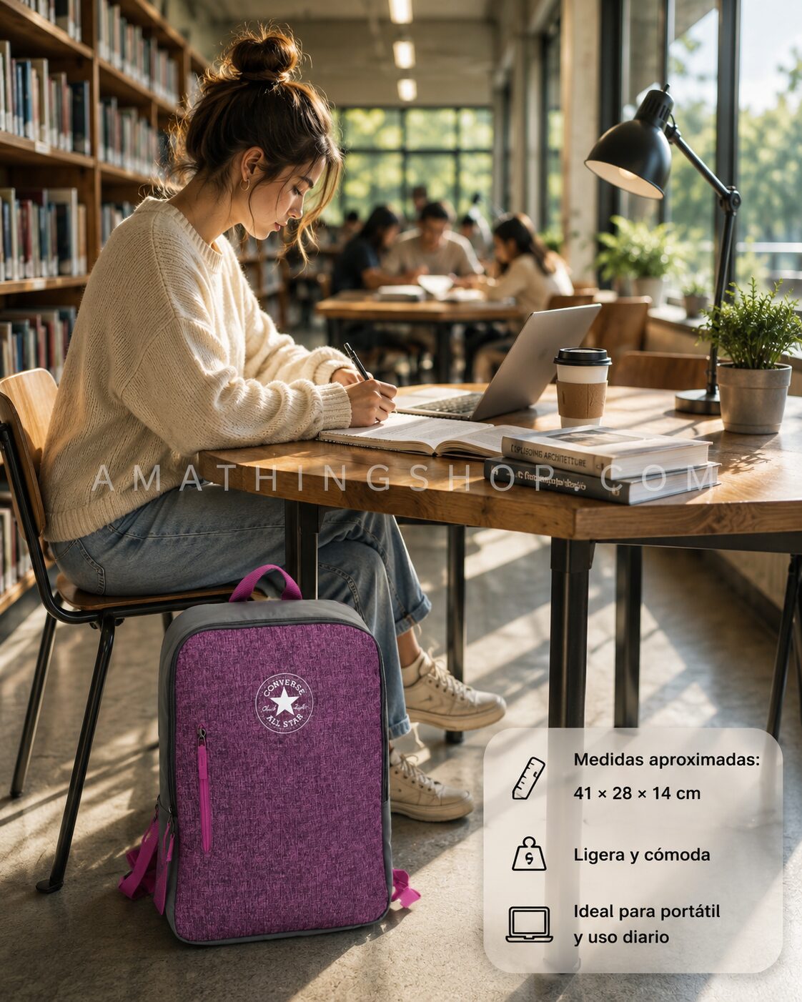 Mochila Converse All Star Morada Original | Mochila para Estudiar, Universidad y Portátil Mochila Converse All Star Vertical Zip morada original junto a una estudiante en una biblioteca moderna. Mochila unisex ideal para universidad, portátil, instituto y uso diario.