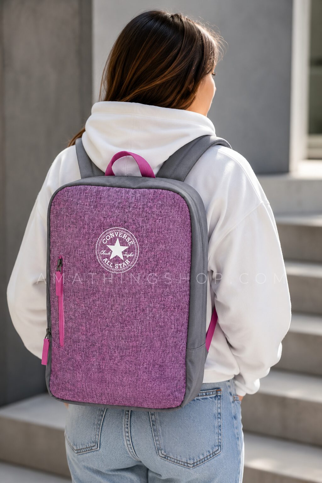 Mochila Converse All Star Morada Original | Mochila Unisex para Universidad y Uso Diario Mochila Converse All Star morada original puesta sobre la espalda de una mujer mostrando su tamaño real. Mochila unisex para universidad, trabajo, viajes y uso diario.