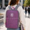 Mochila Converse All Star Morada Original para Universidad | Diseño Urbano Unisex Mochila Converse All Star morada original puesta por una estudiante en un campus universitario. Mochila unisex para universidad, instituto, trabajo y uso diario.
