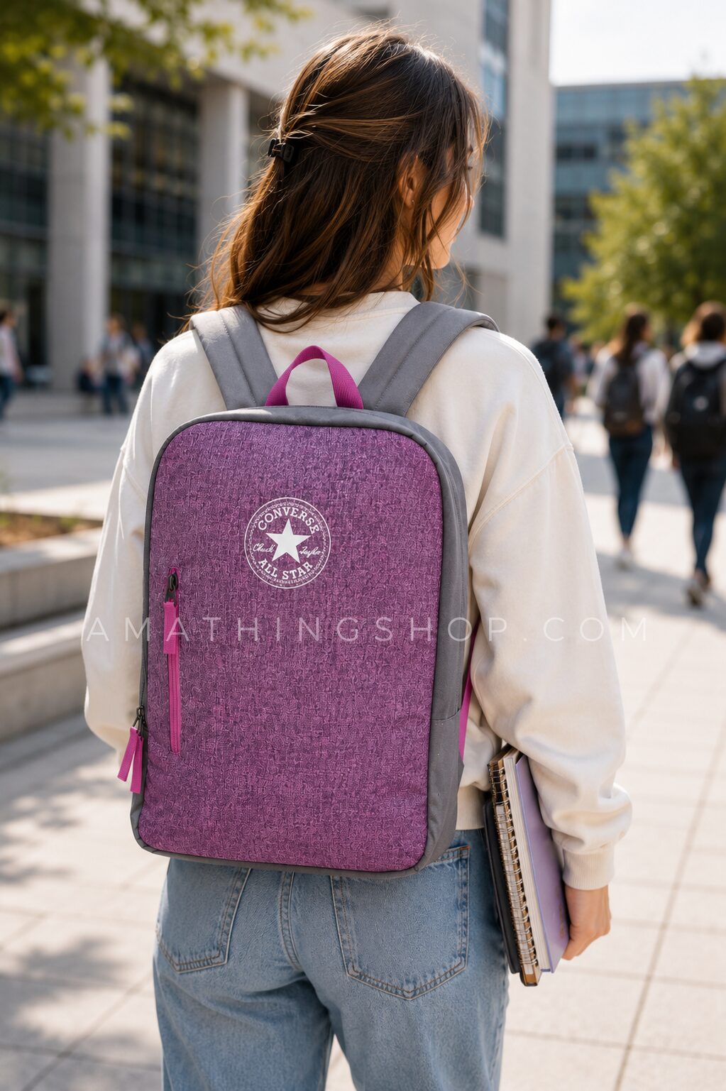 Mochila Converse All Star Morada Original para Universidad | Diseño Urbano Unisex Mochila Converse All Star morada original puesta por una estudiante en un campus universitario. Mochila unisex para universidad, instituto, trabajo y uso diario.