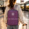 Mochila Converse All Star Morada Original para Viajes | Equipaje de Mano y Uso Diario Mochila Converse All Star Vertical Zip morada original utilizada por una mujer en un aeropuerto con maleta de cabina. Mochila unisex perfecta para viajes, universidad, trabajo y uso diario.