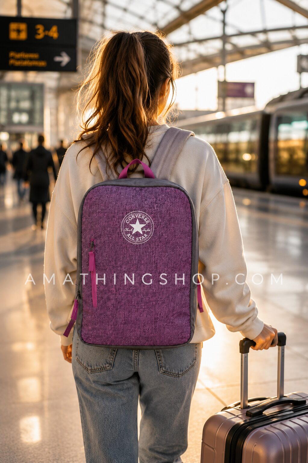 Mochila Converse All Star Morada Original para Viajes | Equipaje de Mano y Uso Diario Mochila Converse All Star Vertical Zip morada original utilizada por una mujer en un aeropuerto con maleta de cabina. Mochila unisex perfecta para viajes, universidad, trabajo y uso diario.