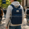 Mochila Levi’s Azul Marino para Universidad y Portátil 15” | Backpack Unisex 25L Estudiante universitario con mochila Levi’s azul marino 25L para portátil caminando por campus moderno