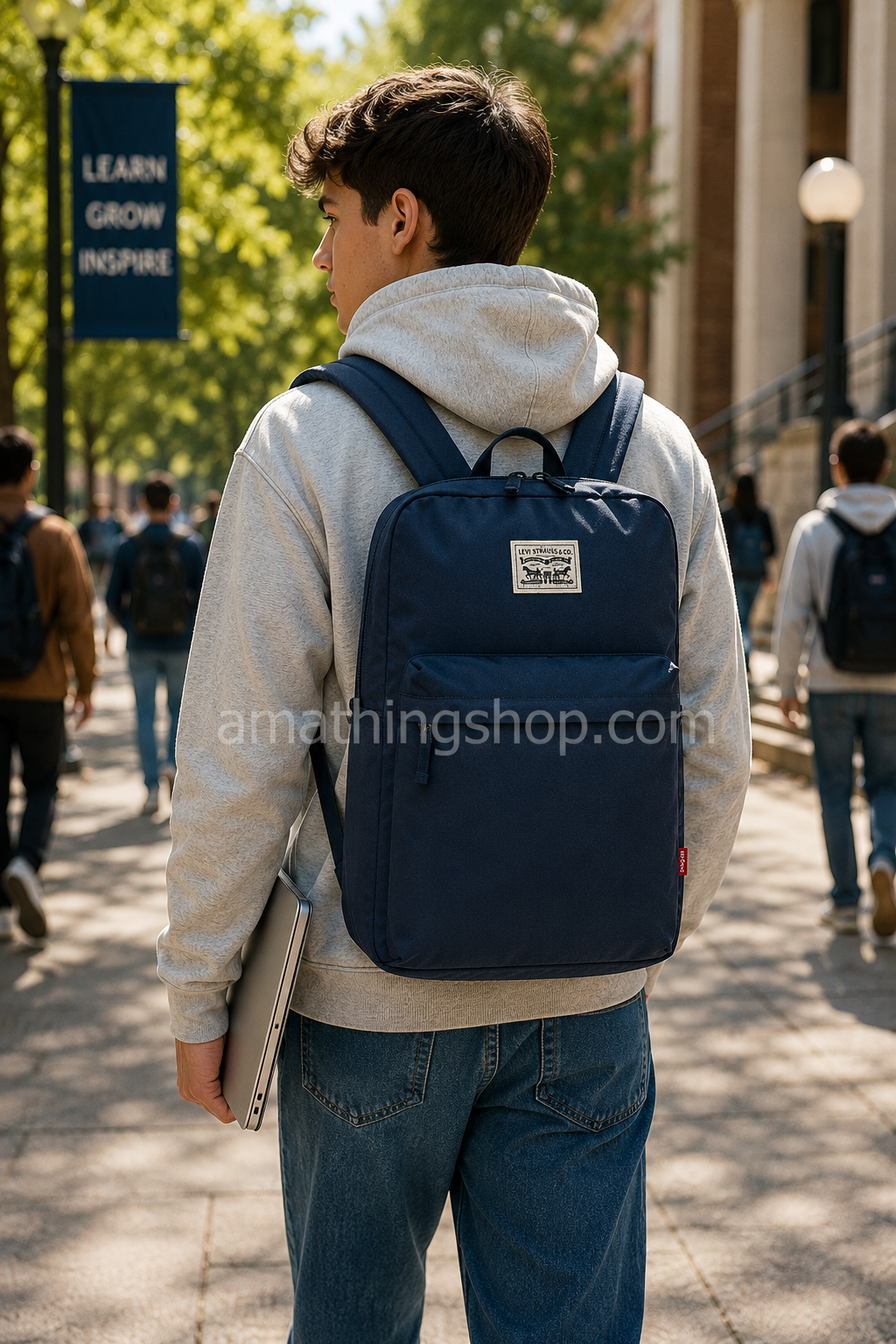 Mochila Levi’s Azul Marino para Universidad y Portátil 15” | Backpack Unisex 25L Estudiante universitario con mochila Levi’s azul marino 25L para portátil caminando por campus moderno
