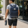 Mochila Levi’s Azul Marino para Gym, Trabajo y Universidad | Backpack 25L Lifestyle Hombre saliendo del gimnasio con mochila Levi’s azul marino 25L para portátil y deporte urbano