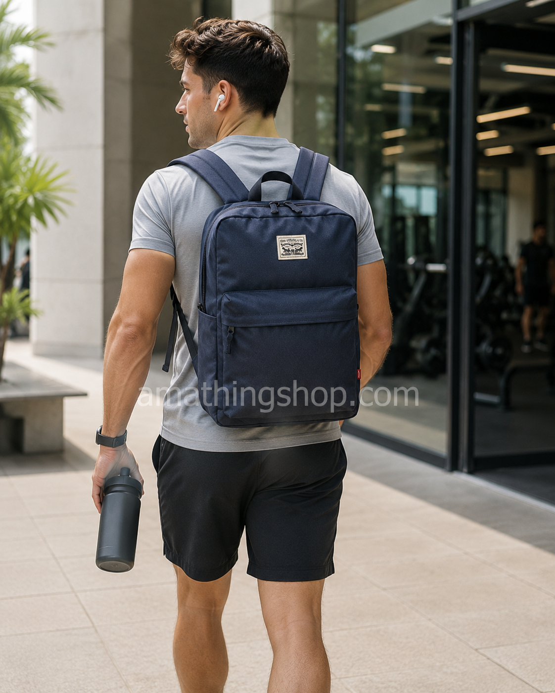 Mochila Levi’s Azul Marino para Gym, Trabajo y Universidad | Backpack 25L Lifestyle Hombre saliendo del gimnasio con mochila Levi’s azul marino 25L para portátil y deporte urbano