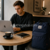 Mochila Levi’s Azul Marino para Portátil y Oficina | Backpack Premium Trabajo y Universidad Mochila Levi’s azul marino para portátil 15 pulgadas en cafetería moderna con MacBook y café premium