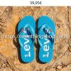 Vista cenital de las chanclas Levi’s Dixon para hombre en color azul pitufo apoyadas sobre suelo de piedra natural. Se muestra el logo blanco de Levi’s en la planta y el detalle rojo en la tira. Calzado ergonómico y resistente para playa o piscina. Oferta disponible en amathingshop.com.