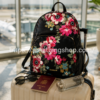 Mochila Desigual Lima Travel Floral Negra Mujer para Viaje Mochila Desigual Lima Travel floral negra para mujer junto a maleta de viaje en aeropuerto