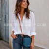 Mujer usando el bolso Desigual Varsovia azul pequeño modelo 18WAXPXU con acolchado geométrico y correa fina marrón ajustable