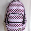 Mochila Vans rosa Motivee 3-B checkerboard en tonos burdeos y blanco. 🎒 Ideal para mujer o adolescente que busca una mochila moderna, práctica y exclusiva. 💕 Con compartimento para portátil y tirantes acolchados. Últimas unidades disponibles.