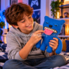 Niño jugando con Fuggler Sir Belch azul de 22 cm