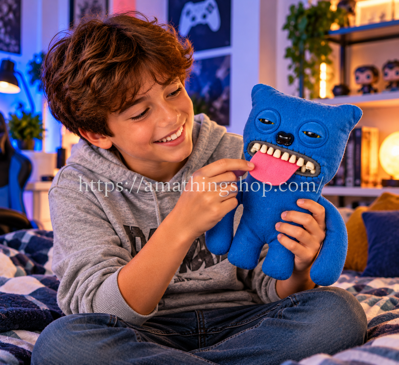 Niño jugando con Fuggler Sir Belch azul de 22 cm