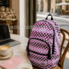 Mochila Vans checkerboard rosa blanca y burdeos grande en cafetería aesthetic europea estilo Pinterest