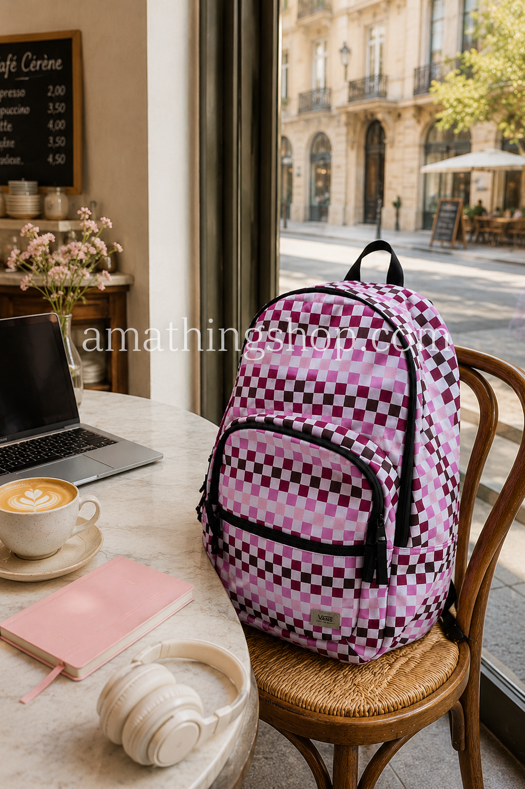 Mochila Vans checkerboard rosa blanca y burdeos grande en cafetería aesthetic europea estilo Pinterest