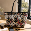 Bolso grande mujer Desigual multicolor con gran capacidad ideal trabajo diario Bolso grande Desigual multicolor con interior organizado con libro gafas móvil llaves y maquillaje sobre mesa con luz natural