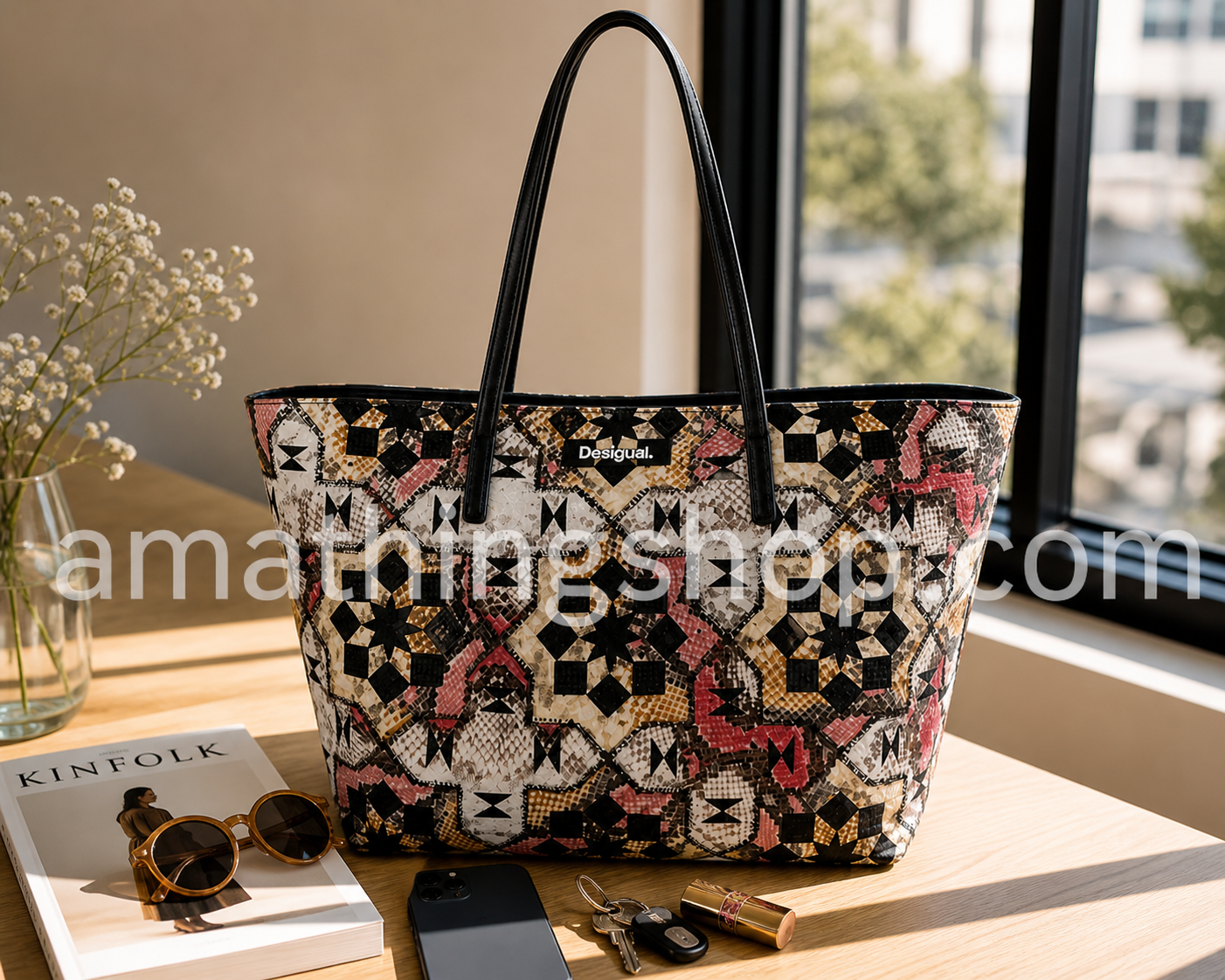 Bolso grande mujer Desigual multicolor con gran capacidad ideal trabajo diario Bolso grande Desigual multicolor con interior organizado con libro gafas móvil llaves y maquillaje sobre mesa con luz natural