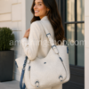 Mujer con bolso grande beige Desigual elegante tipo hombro ideal para trabajo oficina y uso diario