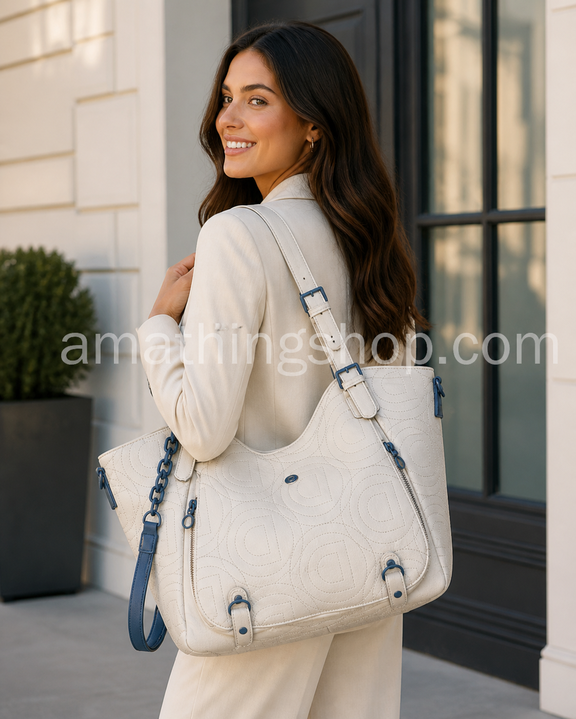 Mujer con bolso grande beige Desigual elegante tipo hombro ideal para trabajo oficina y uso diario