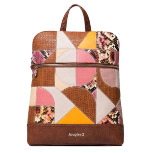 Mochila Desigual Back Ayax Nanaimo marrón para mujer con diseño patch multicolor, cierre de cremallera y formato mediano. Modelo práctico para uso diario, oficina, universidad, paseos, escapadas y regalo especial.