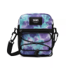 Bolso bandolera Vans pequeño con estampado tie dye morado y azul, diseño urbano unisex y tamaño compacto para uso diario y viajes.