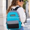 Mujer con mochila Vans Street Sport Realm azul turquesa checkerboard de 27 litros, modelo VN0A49ZJ4AW, en un entorno urbano.