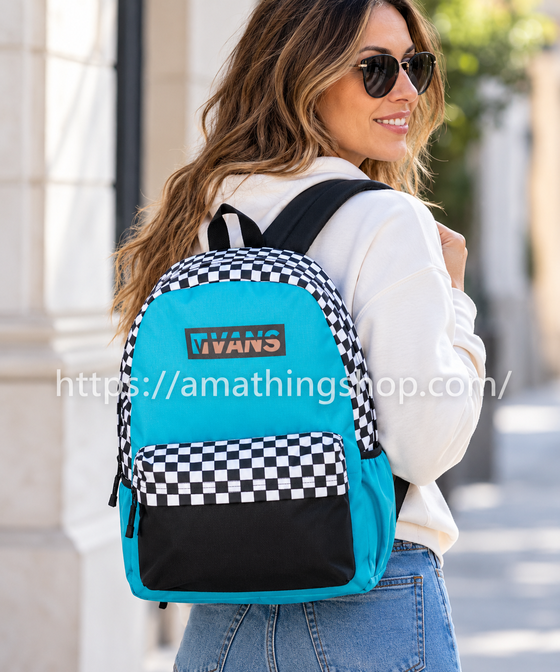 Mujer con mochila Vans Street Sport Realm azul turquesa checkerboard de 27 litros, modelo VN0A49ZJ4AW, en un entorno urbano.