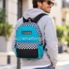 Hombre con mochila Vans Street Sport Realm azul turquesa checkerboard de 27 litros, modelo VN0A49ZJ4AW, en un entorno urbano.