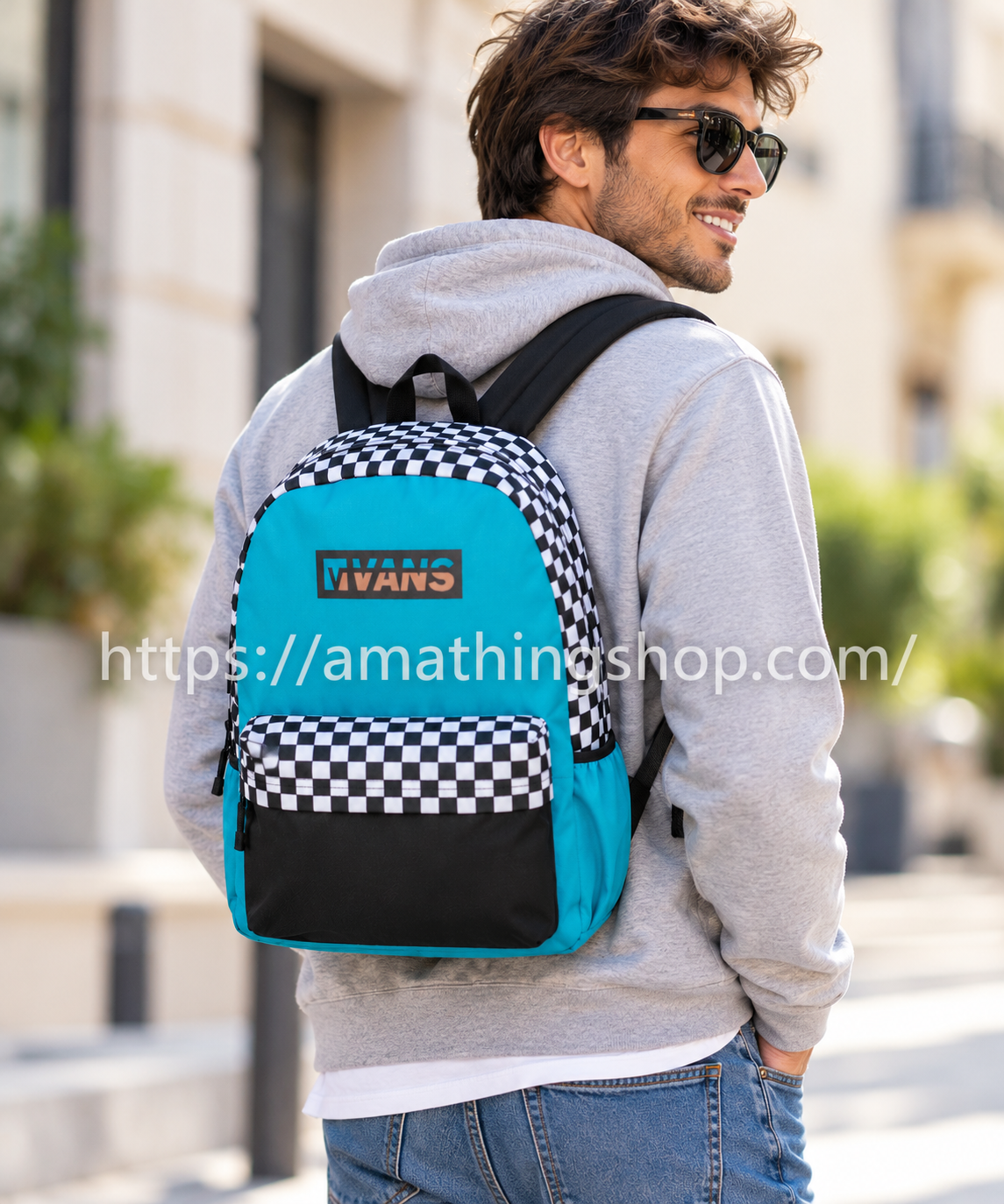 Hombre con mochila Vans Street Sport Realm azul turquesa checkerboard de 27 litros, modelo VN0A49ZJ4AW, en un entorno urbano.