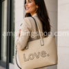 Bolso mujer grande beige elegante para trabajo y diario Love bandolera Mujer con bolso grande beige elegante tipo bandolera ideal para trabajo y uso diario con diseño Love