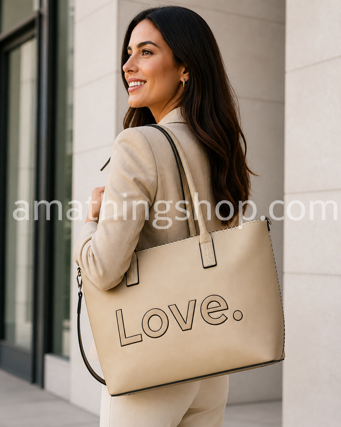 Bolso mujer grande beige elegante para trabajo y diario Love bandolera Mujer con bolso grande beige elegante tipo bandolera ideal para trabajo y uso diario con diseño Love