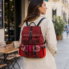 Mochila Desigual mujer Back Rich Clementine Tribeca para uso diario Mochila Desigual Back Rich Clementine Tribeca para mujer en color rojo, llevada sobre abrigo claro en una calle urbana, con tamaño proporcionado al cuerpo y diseño práctico para uso diario.