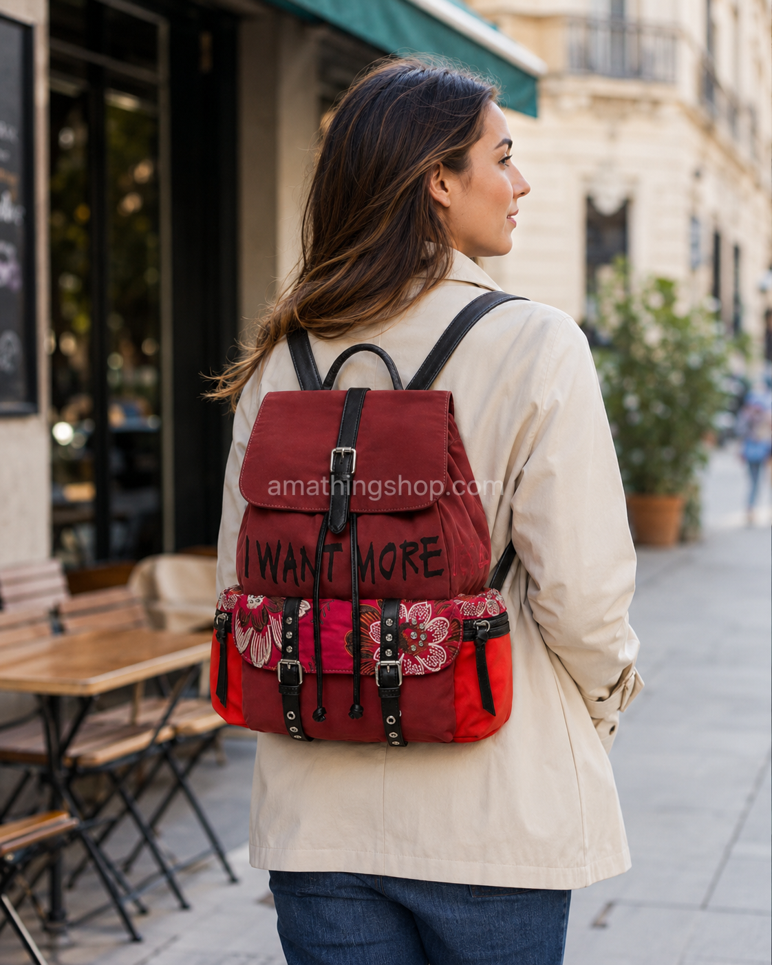Mochila Desigual mujer Back Rich Clementine Tribeca para uso diario Mochila Desigual Back Rich Clementine Tribeca para mujer en color rojo, llevada sobre abrigo claro en una calle urbana, con tamaño proporcionado al cuerpo y diseño práctico para uso diario.