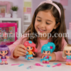 Niña jugando con Pinypon Peinados edición limitada con pelo real y accesorios de peluquería