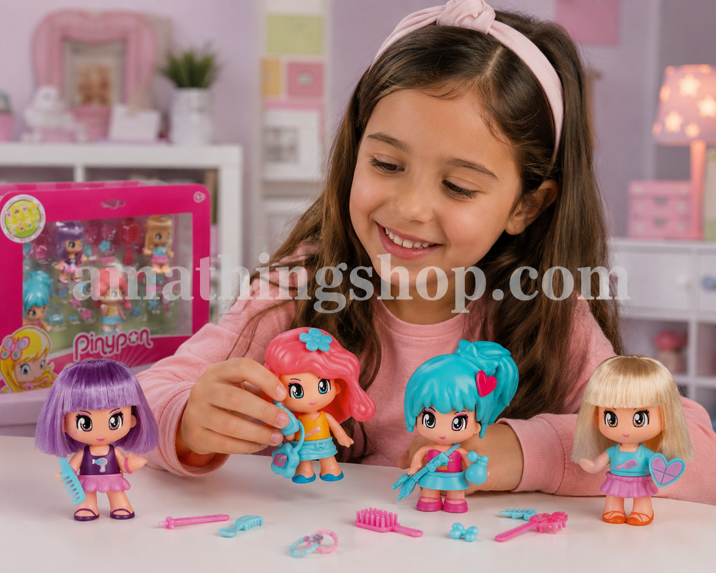 Niña jugando con Pinypon Peinados edición limitada con pelo real y accesorios de peluquería