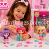 Niña jugando con muñecas Pinypon Peinados edición limitada con pelo real y accesorios de peluquería