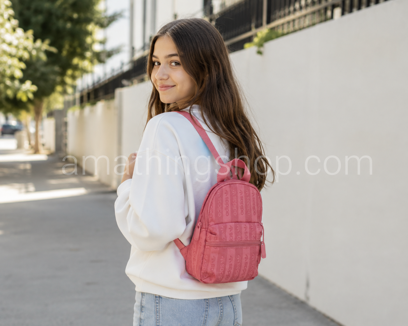 Chica con Adidas Mini Mochila RYV rosa FL9672 de 4 litros