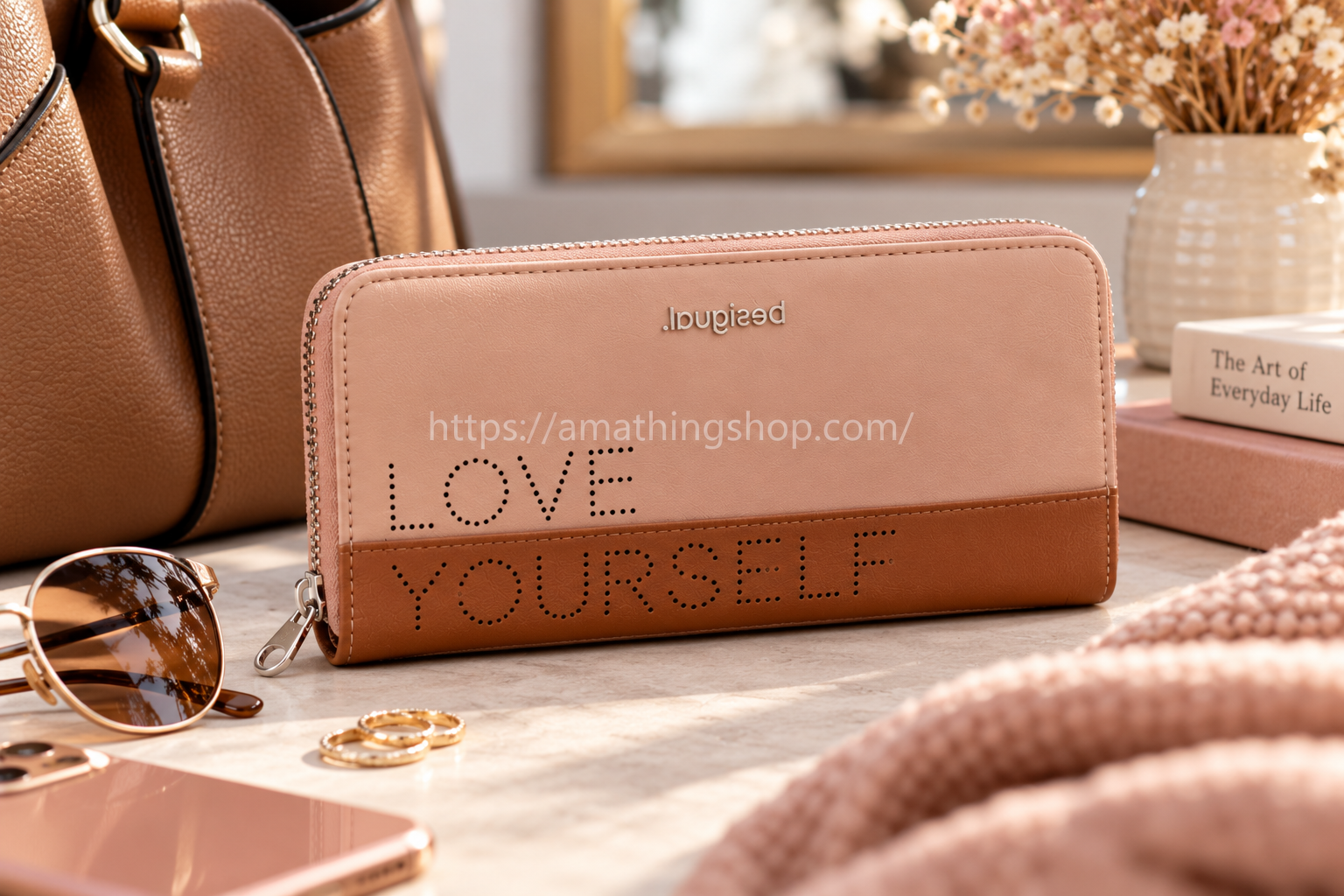 Cartera grande Desigual Rhapsody LOVE YOURSELF rosa y marrón, con cremallera, junto a bolso y accesorios de mujer.
