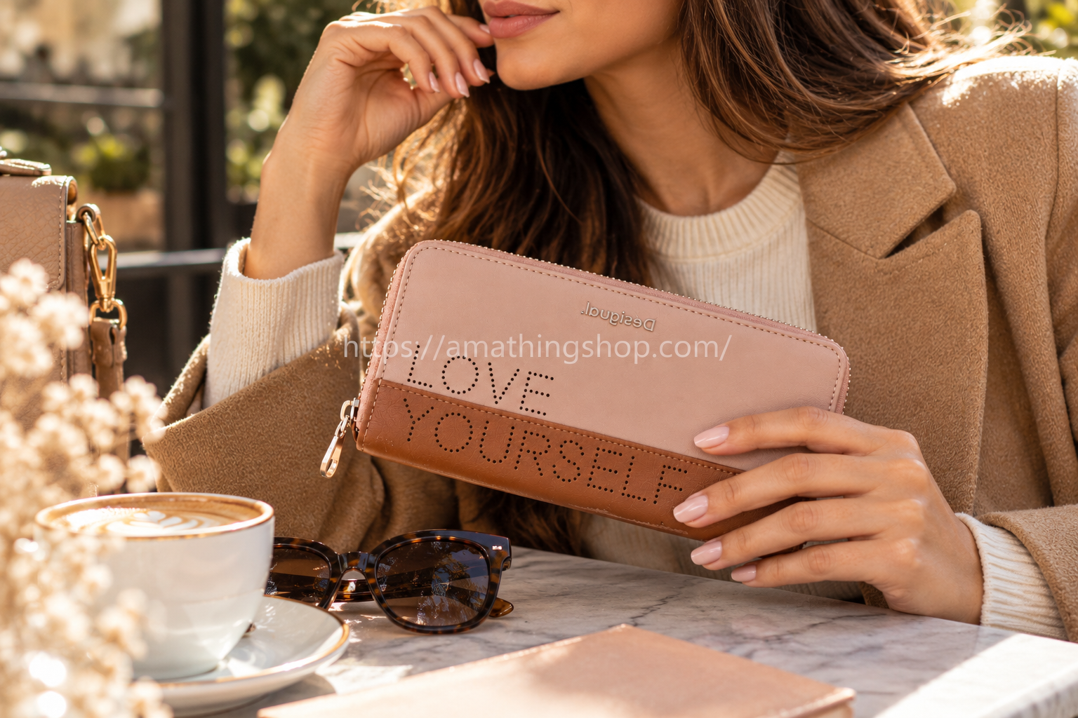 Mujer con cartera Desigual Rhapsody LOVE YOURSELF rosa y marrón en una cafetería, modelo 20SAYP07/1002