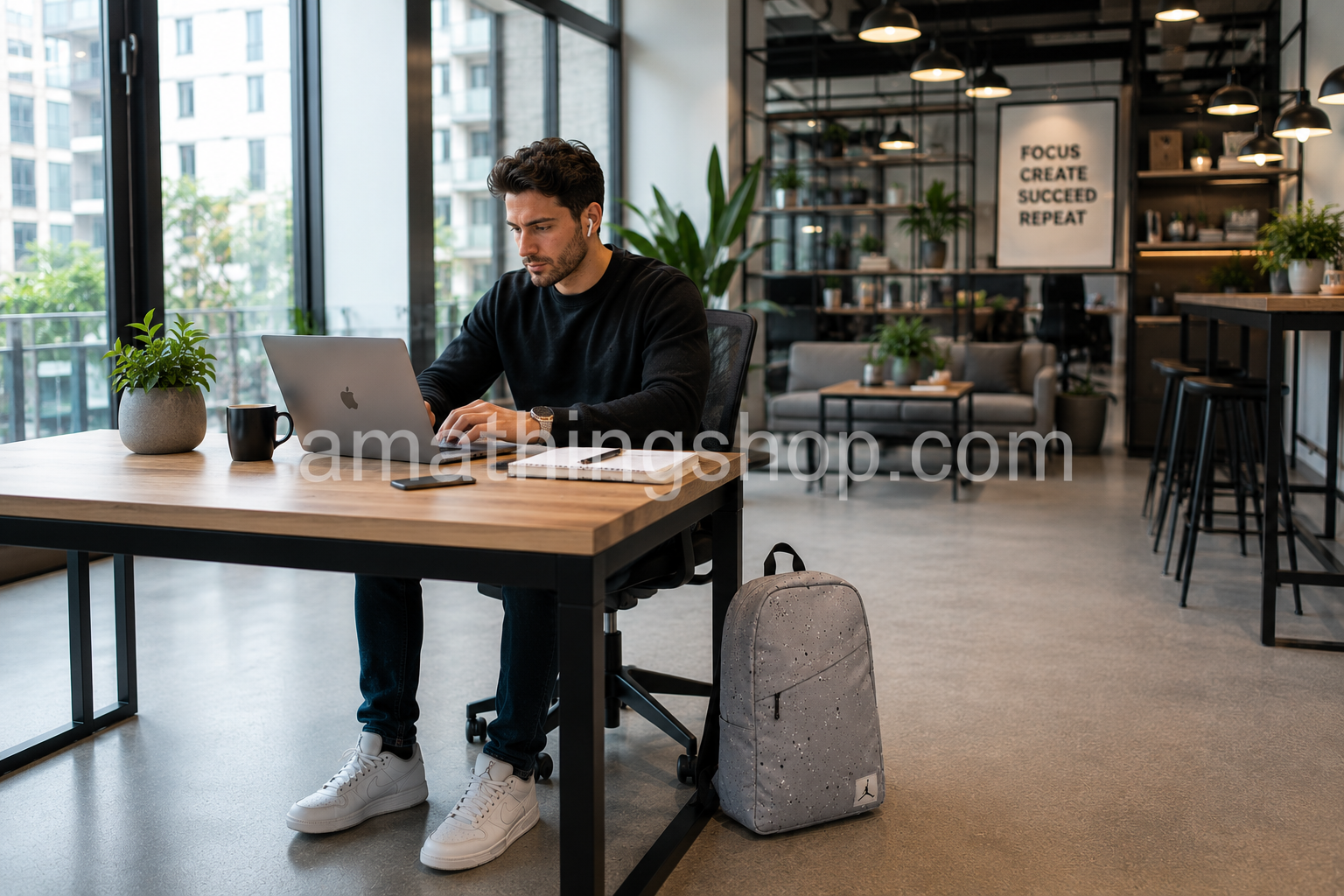 Hombre de 35 años trabajando en un espacio coworking con mochila Jordan Gris Air Jordan original de 21 litros para portátil, oficina, universidad y uso diario.