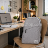 Mochila Jordan Gris Air Jordan original de 21 litros sobre una silla junto a un escritorio universitario con portátil, cuadernos y material de estudio.