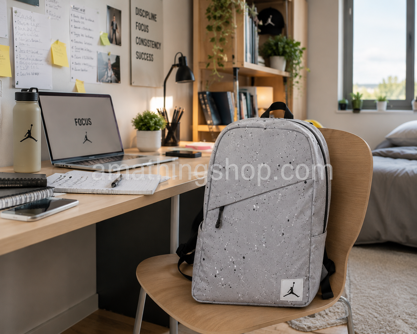 Mochila Jordan Gris Air Jordan original de 21 litros sobre una silla junto a un escritorio universitario con portátil, cuadernos y material de estudio.