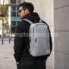 Hombre de 35 años con mochila Jordan Gris Air Jordan original de 21 litros durante un paseo urbano. Mochila unisex para portátil, universidad, trabajo, viajes y uso diario.