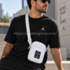 Hombre con bandolera Nike Air Jordan blanca crossbody modelo 9A0225-001