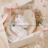 Caja regalo baby shower con zapatillas Adidas VL Court 2.0 bebé niña blanco rosa y decoración premium minimalista