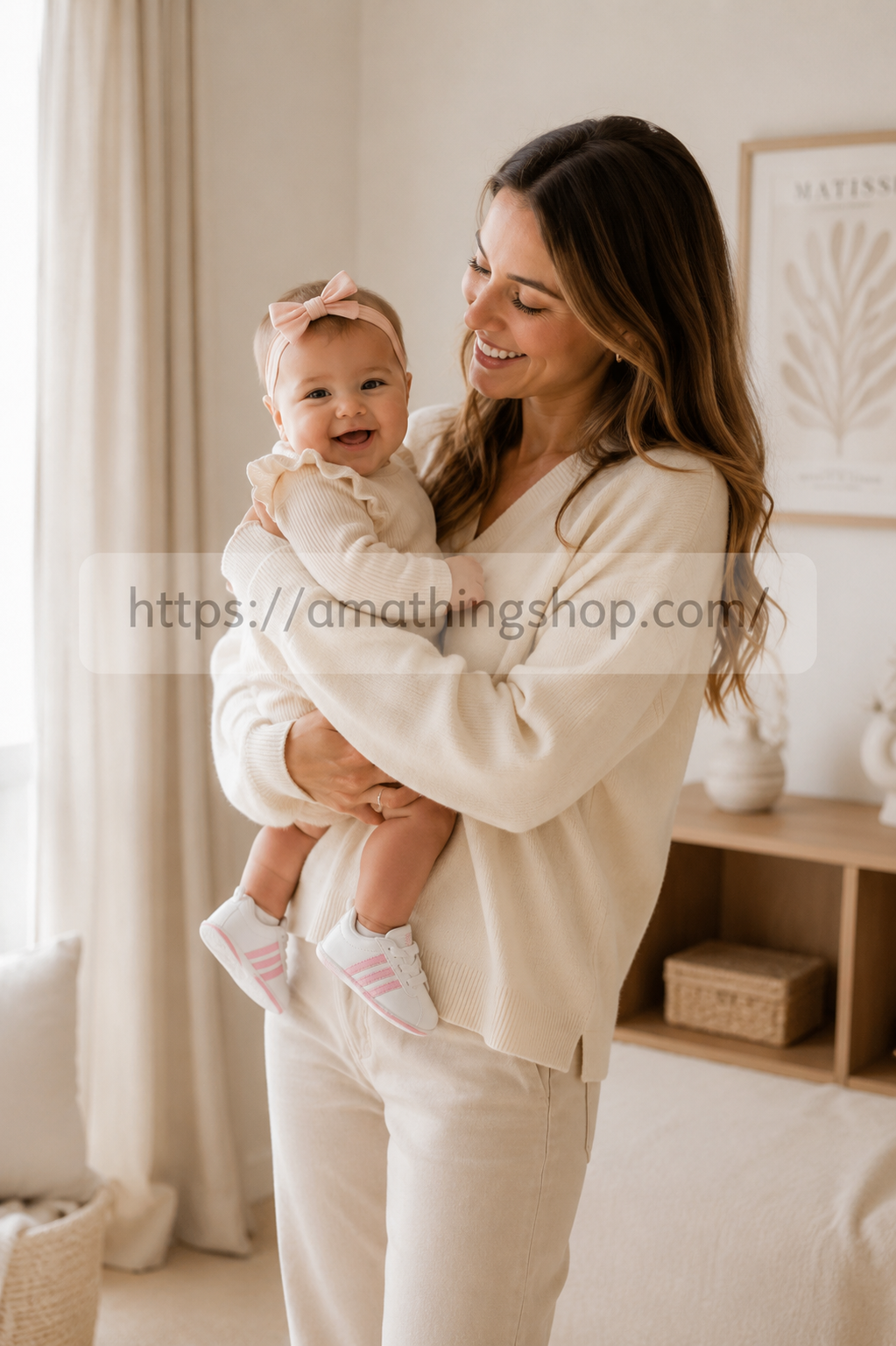 Madre sujetando a bebé con zapatillas Adidas VL Court 2.0 blanco rosa para recién nacida en interior premium luminoso
