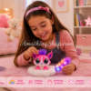 Niña jugando en habitación infantil con mascota interactiva Lil Gleemerz Adorbrite Rosa de cola luminosa arcoíris. Imagen lifestyle realista para ecommerce infantil.