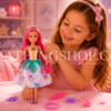 Niña feliz jugando con muñeca unicornio princesa Sparkle Girlz de pelo rosa en dormitorio infantil rosa