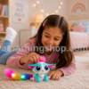 Niña jugando con Lil' Gleemerz Amiglow original de Mattel en una habitación infantil con la mascota interactiva de tamaño real y cola luminosa multicolor